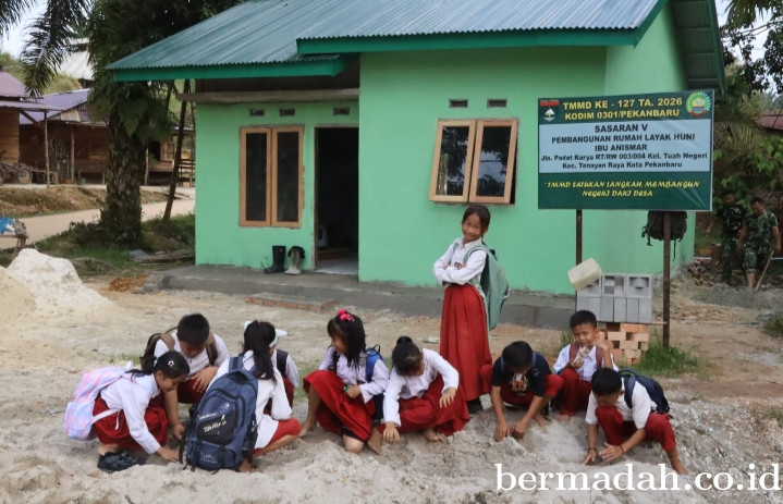 TNI Membangun, Anak-Anak Bermain: Harmoni Indah di Lokasi TMMD