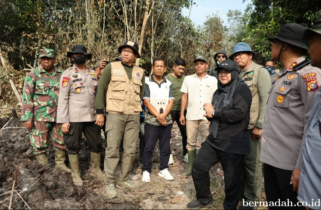 Bupati Afni Turun Padamkan Karhutla di Cagar Biosfer Tasik Betung