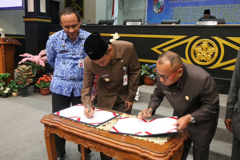 Ketua DPRD Sahril dan Wakil Walikota Pekanbaru menandatangani draf  Ranperda PTSP - (Ada 0 foto)