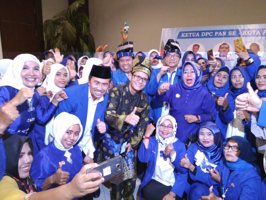 Foto Bersama dengan Kader PAN Riau dalam rangka Rakerwil PAN II - (Ada 0 foto)