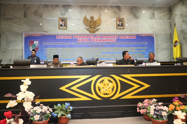 PIMPINAN DPRD dan Wakil Walikota Pekanbaru pimpin pengesahan  Ranperda PTSP - (Ada 0 foto)