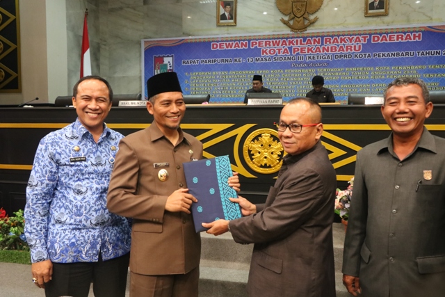 WAKIL Walikota Pekanbaru Ayat Cahyadi menerima draf  Ranperda PTSP dari Ketua DPRD Sahril - (Ada 0 foto)