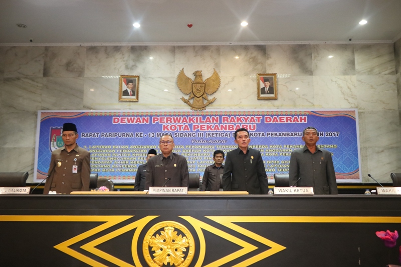 KETUA DPRD Pekanbaru Sahril didampingi dua Wakil Ketua DPRD dan Wakil Walikota Ayat Cahyadi menyanyi - (Ada 1 foto)